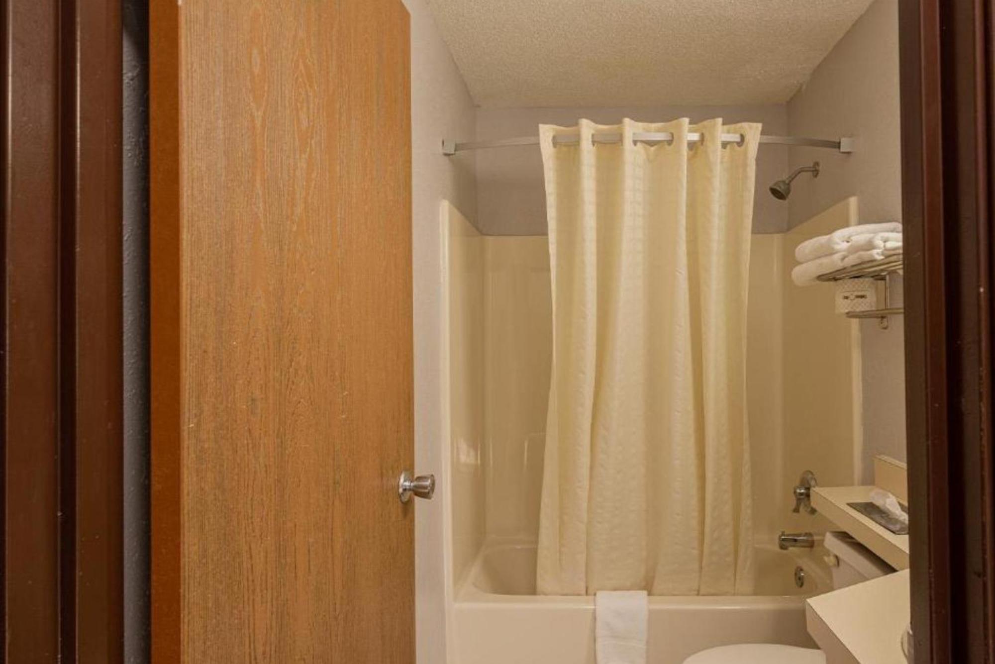 Coratel Inn & Suites By Jasper Hastings Eksteriør bilde