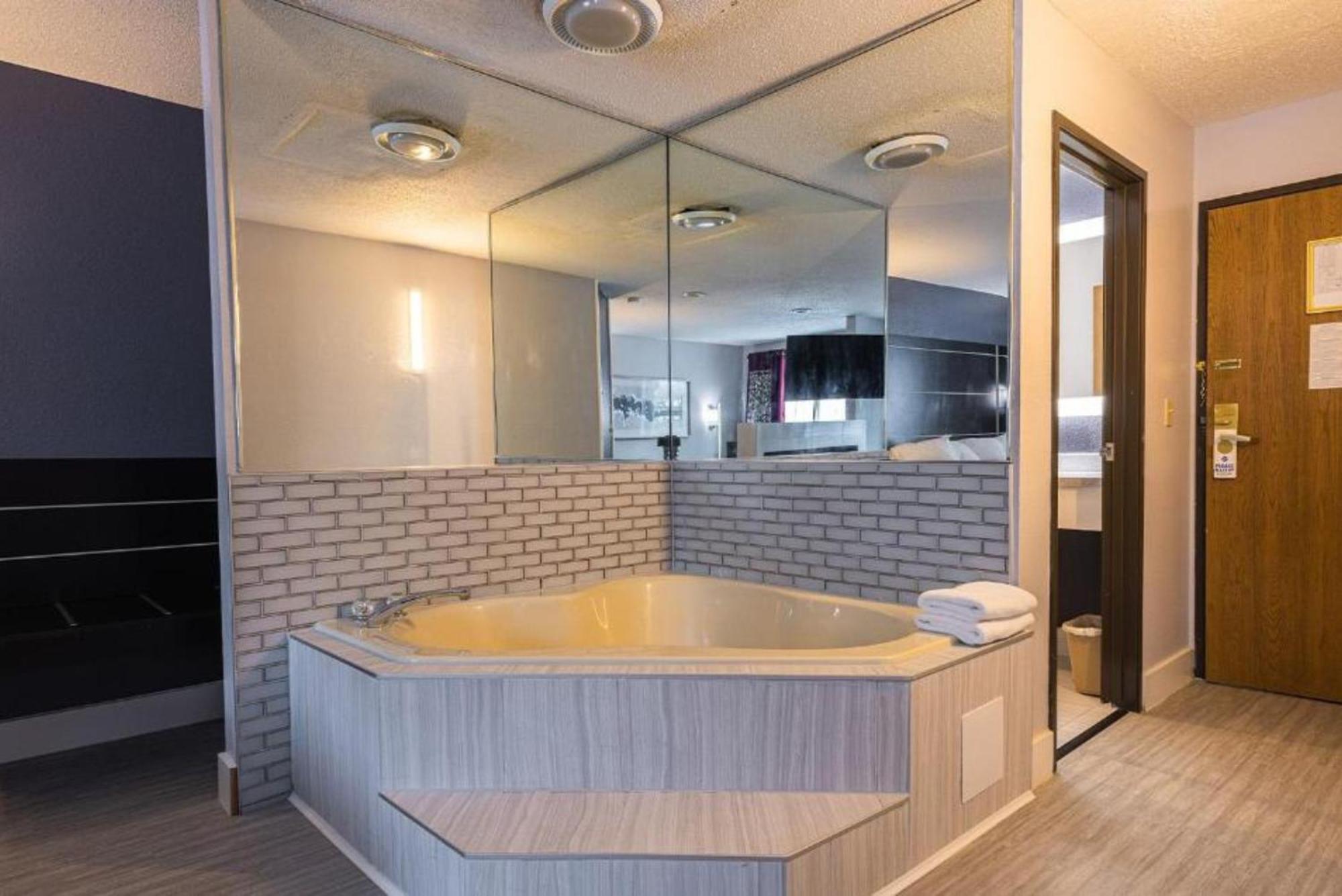 Coratel Inn & Suites By Jasper Hastings Eksteriør bilde